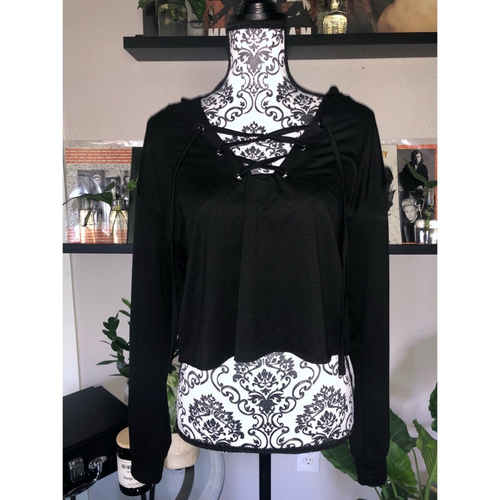 ⭐️ Hooded Long Sleeve Black Crop Top Medium